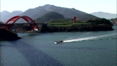 Denizde yüzen tekne 