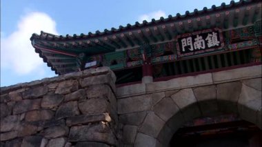 Kale kapısı üzerinde bina tabela