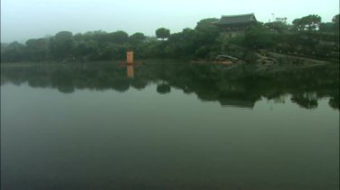 nehir kıyısında köşk