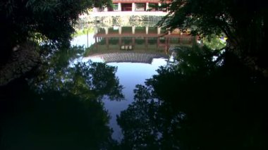 Kore geleneksel temple suda ıslatın ve ağaçların gölgeleri yansıtan yapı