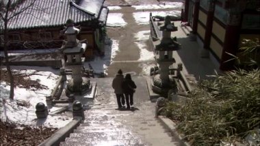 Geleneksel Kore tapınakta Aşağıda yürüyen insanlar dikiz 