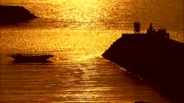 Rıhtımda insan siluetleri