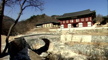 Geleneksel Temple Nehri Köprüsü yakınlarında