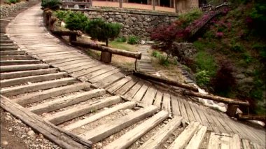 güneşli bir gün, tepede ağaçları arasında temple yakınındaki Ahşap merdiven görünümü 