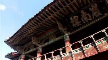 Kore dili geleneksel temple yaz evde tavan ve ahşap işaretler içeren sütunlar alttan görünüm