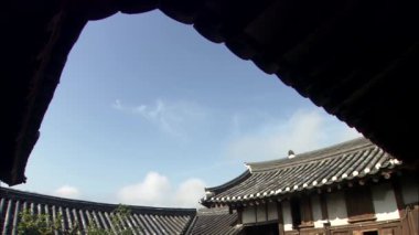 Güney Kore'de geleneksel temple binalarda tencere yığını ile veranda 