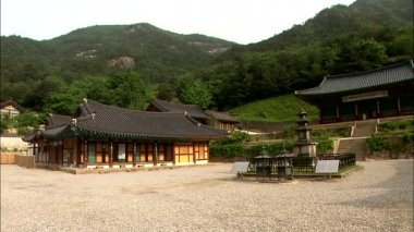 Kore geleneksel tapınak binaları ve veranda ile taş anıt 