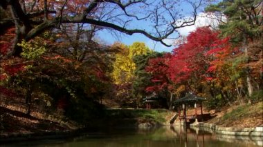 göl kıyısında Antik Bina