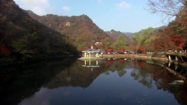 göl kıyısında geleneksel antik yapı