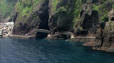 Kayalık yolda yürürken insanlar
