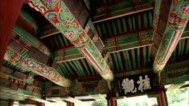 Görünümü sütunları ahşap işareti ile ve boyalı tavan Kore dili geleneksel temple yazlık ev