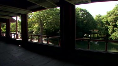 Geleneksel Kore mimar tarzı tapınak topraklarında yaz evi üzerinden görüntülemek