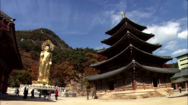 Buda anıt ve Kore geleneksel temple binalar dağlar ve arka plan üzerinde ağaçları ile 