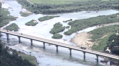 Nehir üzerinde köprü trafiğini 