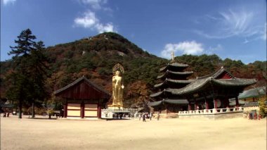 Buda anıt ve Kore geleneksel temple binalar dağlar ve arka plan üzerinde ağaçları ile