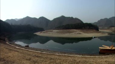  dağlar bölgesinde nehir bankalar