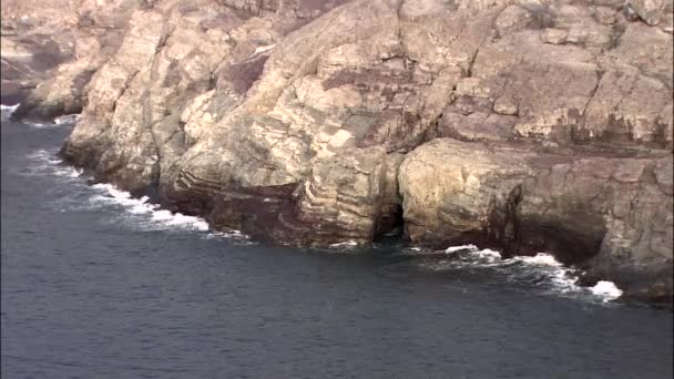 Ondas oceânicas colidindo em falésias costeiras — Vídeo de Stock