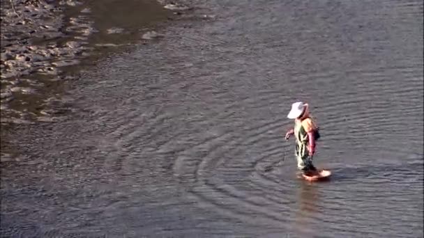 Рыбак Идущий Воде Кваньян Чолланам — стоковое видео