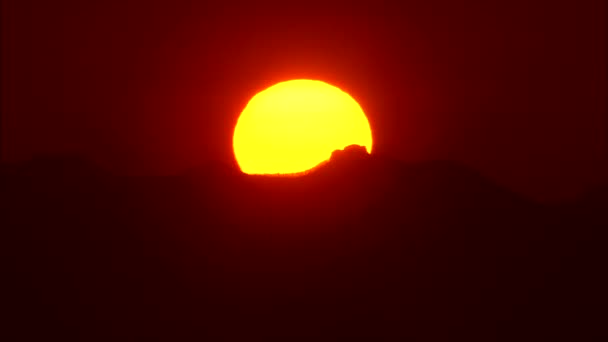 Geweldige oranje zonsopgang — Stockvideo