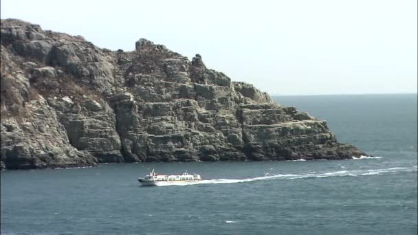 Seascape med kryssningsfartyg flytande nära klippan — Stockvideo
