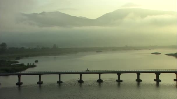 Seomjingang a folyón a híd — Stock videók