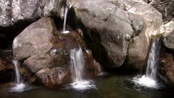 Wasserfälle fließen auf riesigen Felsen — Stockvideo