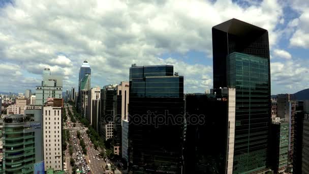 Vervoer verkeer en hoge gebouwen in Seoul — Stockvideo