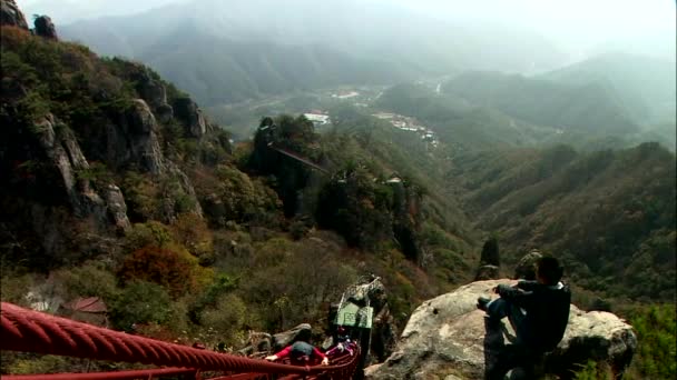 Κάτοψη Του Άνθρωποι Αναρρίχηση Σκάλες Στην Κορυφή Βουνών — Αρχείο Βίντεο