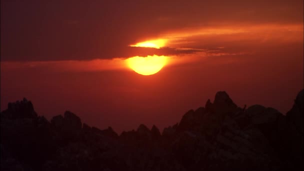 Erstaunlicher orangefarbener Sonnenuntergang — Stockvideo