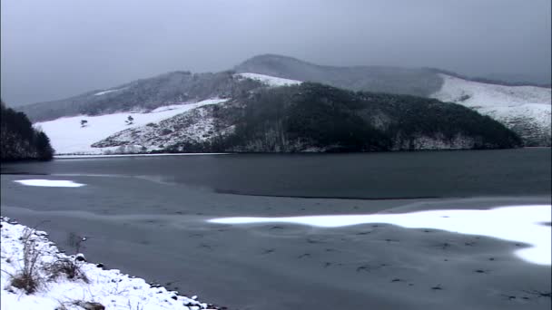 Blick Auf Gefrorenen See Und Koreanische Berge Seosan Chungcheong Korea — Stockvideo