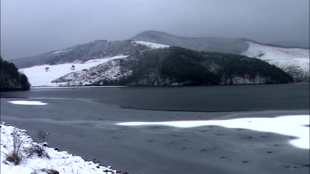 Uitzicht Bevroren Meer Koreaanse Bergen Seosan Chungcheong Zuid Korea — Stockvideo