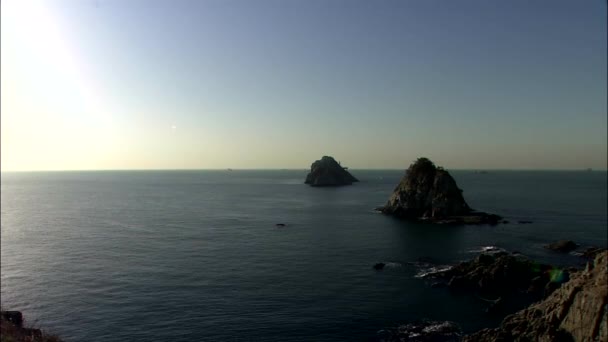 Pietre nell'oceano nell'isola di Jeju — Video Stock