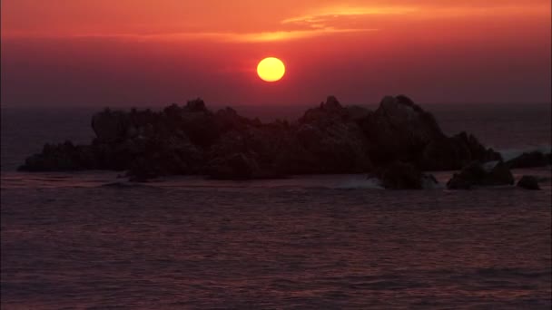 Pôr do sol laranja refletindo na superfície do mar — Vídeo de Stock