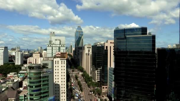 Vervoer verkeer en hoge gebouwen in Seoul — Stockvideo