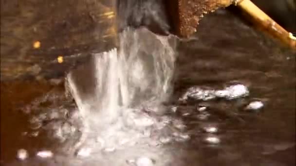 Närbild Fallande Vatten Trä Behållare — Stockvideo