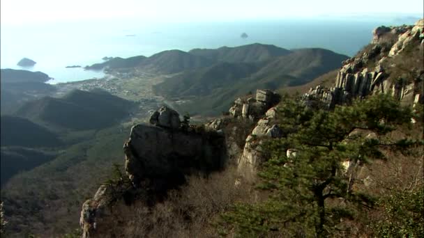 島と南朝鮮の山の丘の上から海の景色を観察 — ストック動画