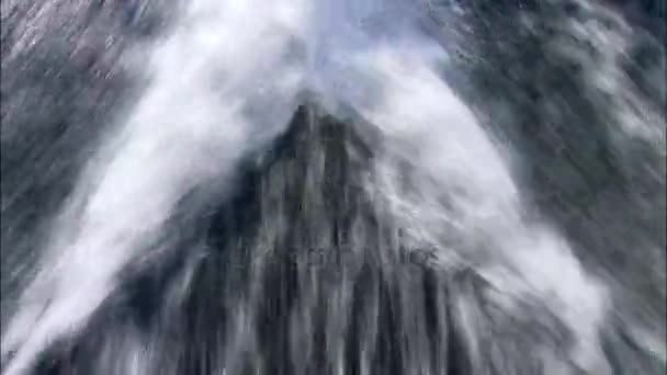 Ondes queue derrière bateau en mouvement 