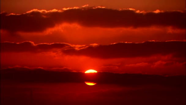 Oranye matahari terbenam mencerminkan pada permukaan laut — Stok Video