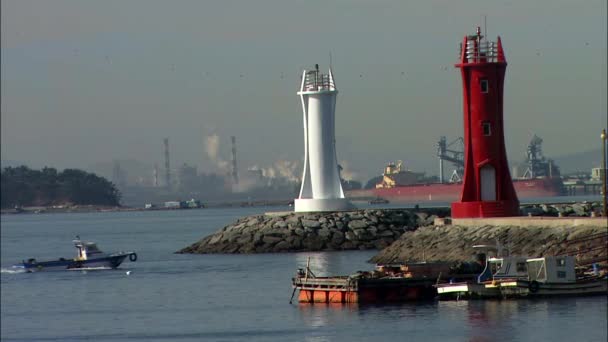 Zeegezicht met vissersboot tussen twee bakens — Stockvideo