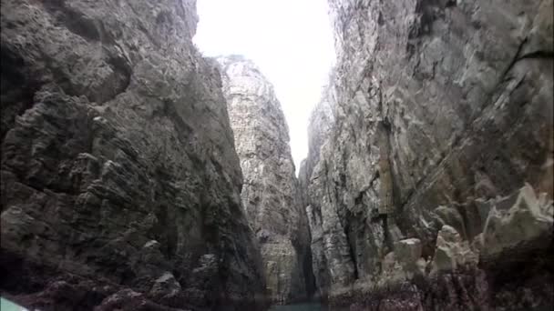 Penhascos rochosos no mar — Vídeo de Stock