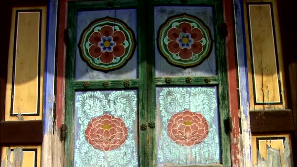 Bemalte Türen Des Traditionellen Koreanischen Tempelgebäudes — Stockvideo
