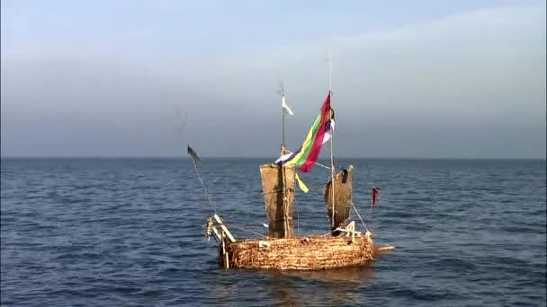 Boot Zonder Mensen Zeilen Zee Oppervlak Met Bewolkte Hemel Achtergrond — Stockvideo