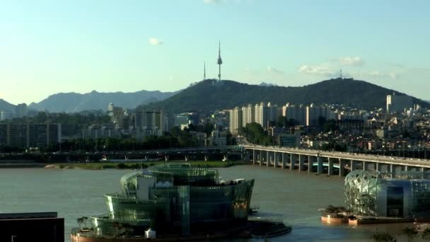 Autos, Brücke und Gebäude in Seoul — Stockvideo