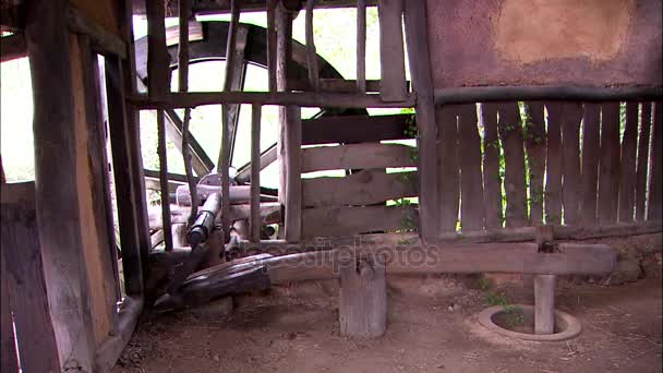 Alte hölzerne Wassermühle — Stockvideo