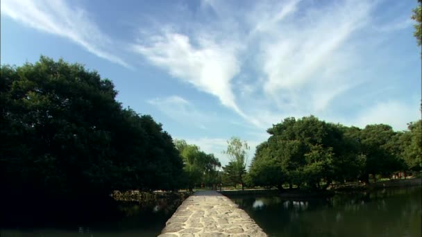 Nublado Cielo Azul Árboles Puente Piedra Territorio Del Templo Tradicional — Vídeos de Stock