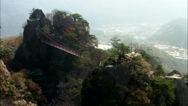 Obserwując Widok Koreańskie Ludzie Chodzą Przez Most Wiszący Wysokiej Góry — Wideo stockowe