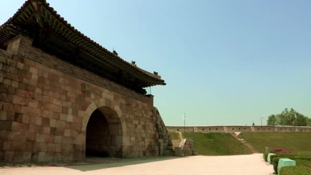 Fortress fences in Suwon-si — Stockvideo