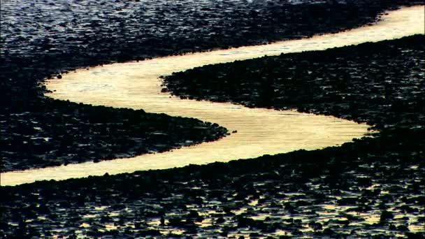 Vista Del Agua Que Fluye Con Reflejo Puesta Del Sol — Vídeos de Stock