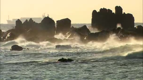 Морская вода вымывает камни — стоковое видео