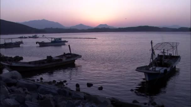 Atardecer naranja reflejándose en la superficie del mar — Vídeos de Stock